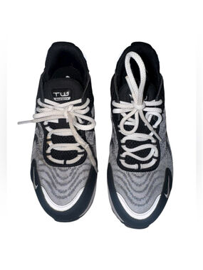 Nike Air Max Black and White Sneakers/tennis shoes